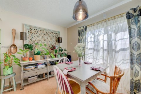 Condo in Pembroke Pines, Florida, 2 bedrooms  № 1953256 - photo 7