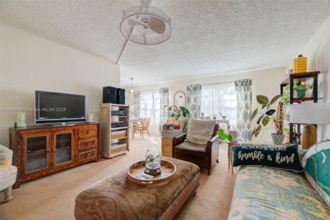 Condo in Pembroke Pines, Florida, 2 bedrooms  № 1953256 - photo 14