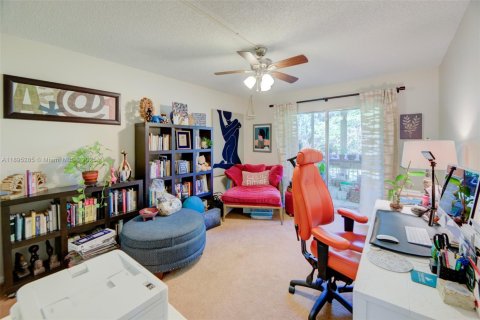 Condo in Pembroke Pines, Florida, 2 bedrooms  № 1953256 - photo 20