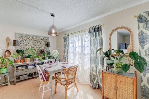 Condo in Pembroke Pines, Florida, 2 bedrooms  № 1953256 - photo 4