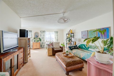 Condo in Pembroke Pines, Florida, 2 bedrooms  № 1953256 - photo 12