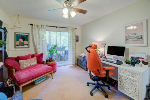 Condo in Pembroke Pines, Florida, 2 bedrooms  № 1953256 - photo 19