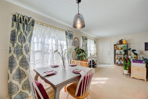 Condo in Pembroke Pines, Florida, 2 bedrooms  № 1953256 - photo 6