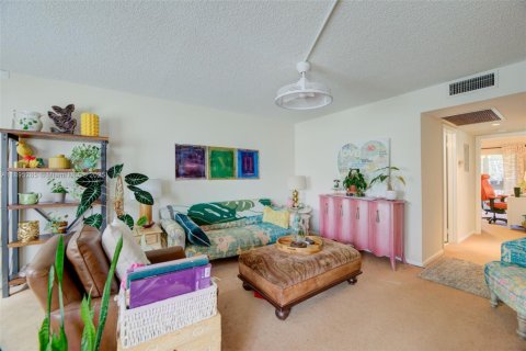 Condo in Pembroke Pines, Florida, 2 bedrooms  № 1953256 - photo 11
