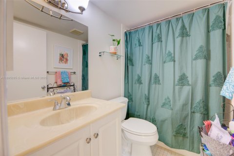 Condo in Pembroke Pines, Florida, 2 bedrooms  № 1953256 - photo 22