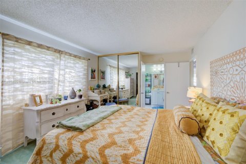 Condo in Pembroke Pines, Florida, 2 bedrooms  № 1953256 - photo 16