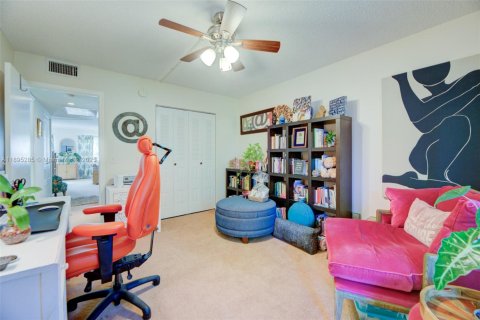 Condo in Pembroke Pines, Florida, 2 bedrooms  № 1953256 - photo 21