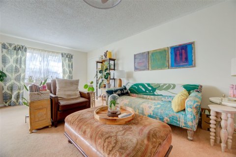 Condo in Pembroke Pines, Florida, 2 bedrooms  № 1953256 - photo 1