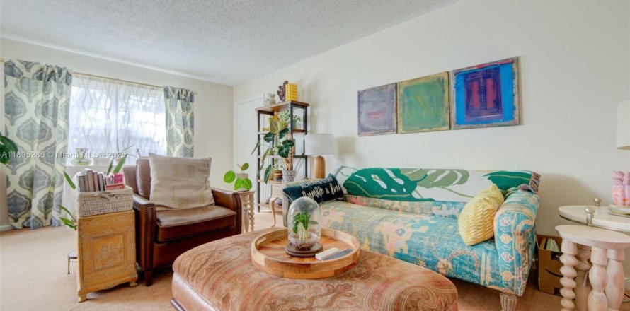 Condo in Pembroke Pines, Florida, 2 bedrooms  № 1953256