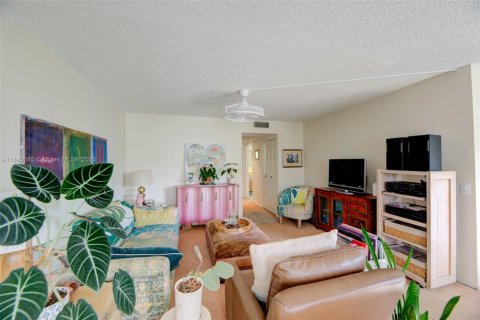 Condo in Pembroke Pines, Florida, 2 bedrooms  № 1953256 - photo 13