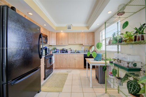 Condo in Pembroke Pines, Florida, 2 bedrooms  № 1953256 - photo 8