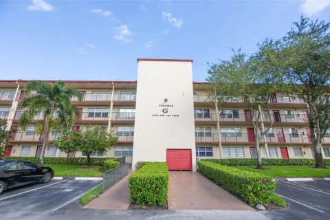 Condo in Pembroke Pines, Florida, 2 bedrooms  № 1953256 - photo 24