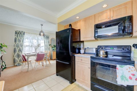 Condo in Pembroke Pines, Florida, 2 bedrooms  № 1953256 - photo 9