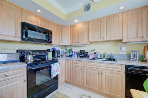 Condo in Pembroke Pines, Florida, 2 bedrooms  № 1953256 - photo 10