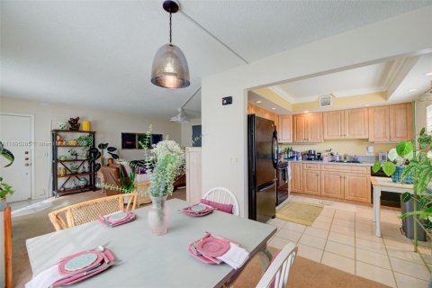 Condo in Pembroke Pines, Florida, 2 bedrooms  № 1953256 - photo 3
