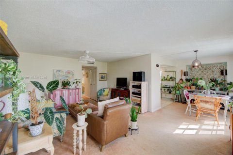 Condo in Pembroke Pines, Florida, 2 bedrooms  № 1953256 - photo 2