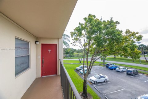 Condo in Pembroke Pines, Florida, 2 bedrooms  № 1953256 - photo 23
