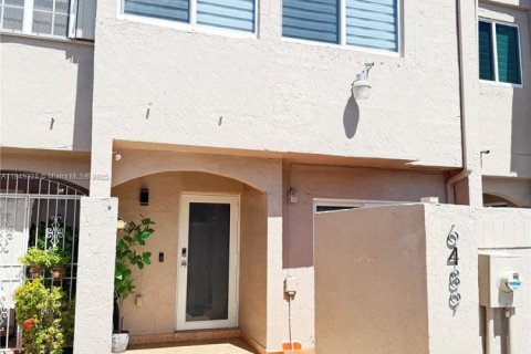 Townhouse in Miami, Florida 2 bedrooms, 108.7 sq.m. № 1882571 - photo 1
