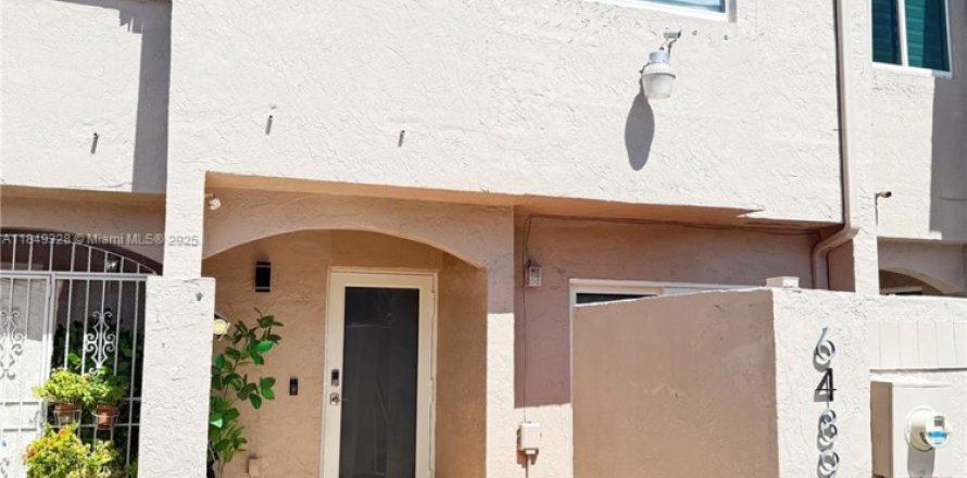 Townhouse in Miami, Florida 2 bedrooms, 108.7 sq.m. № 1882571