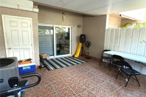 Townhouse in Miami, Florida 2 bedrooms, 108.7 sq.m. № 1882571 - photo 24