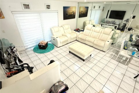 Townhouse in Miami, Florida 2 bedrooms, 108.7 sq.m. № 1882571 - photo 22