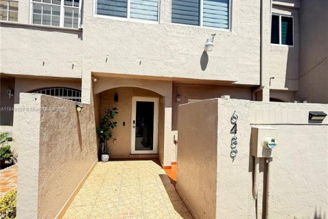 Townhouse in Miami, Florida 2 bedrooms, 108.7 sq.m. № 1882571 - photo 2