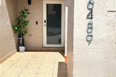 Townhouse in Miami, Florida 2 bedrooms, 108.7 sq.m. № 1882571 - photo 3