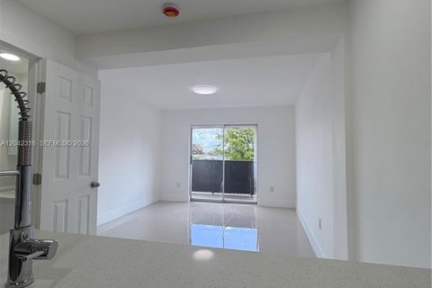Touwnhouse à louer à Hialeah, Floride: 2 chambres, 83.61 m2 № 2184017 - photo 3