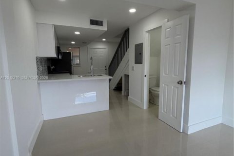 Touwnhouse à louer à Hialeah, Floride: 2 chambres, 83.61 m2 № 2184017 - photo 4