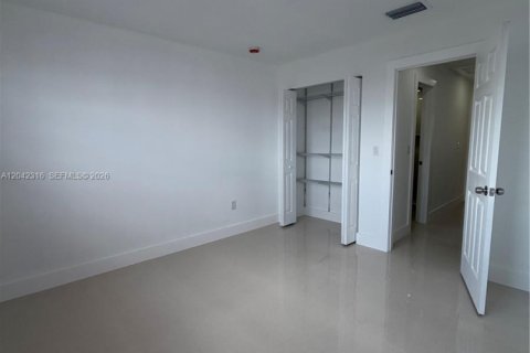 Touwnhouse à louer à Hialeah, Floride: 2 chambres, 83.61 m2 № 2184017 - photo 11