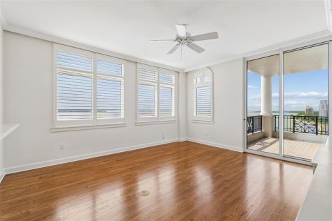 Condo in Tampa, Florida, 3 bedrooms № 2360829 - photo 26