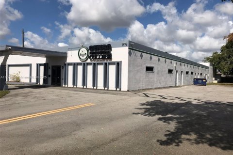 Commercial property in Miami Gardens, Florida № 1697975 - photo 1