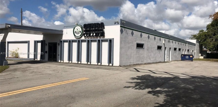 Commercial property in Miami Gardens, Florida № 1697975