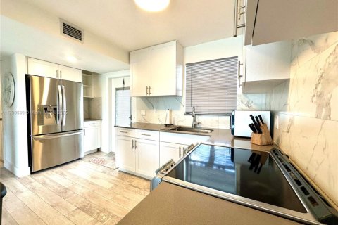 Condo in Sunrise, Florida, 1 bedroom  № 1863661 - photo 25