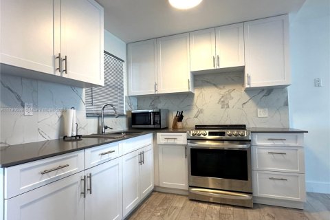 Condo in Sunrise, Florida, 1 bedroom  № 1863661 - photo 23