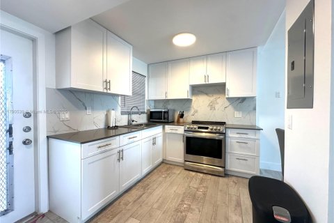 Condo in Sunrise, Florida, 1 bedroom  № 1863661 - photo 22