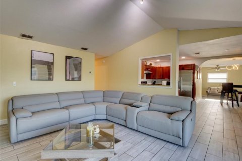 Villa ou maison à vendre à Casselberry, Floride: 4 chambres, 196.77 m2 № 2316587 - photo 5