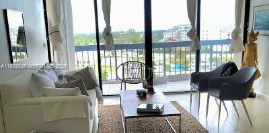 Condominio en West Palm Beach, Florida, 2 dormitorios  № 1996821