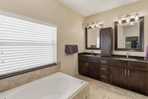 House in Stuart, Florida 4 bedrooms, 219.44 sq.m. № 2188909 - photo 26