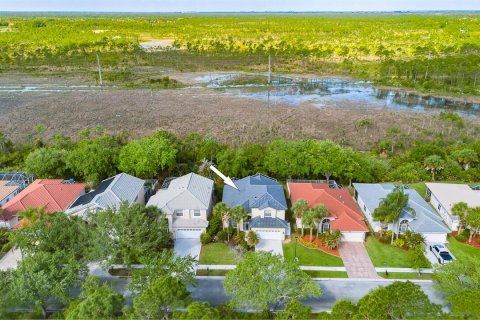 House in Stuart, Florida 4 bedrooms, 219.44 sq.m. № 2188909 - photo 2