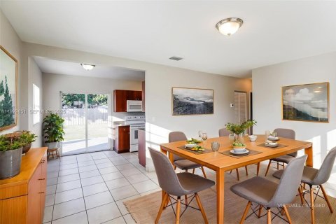Casa en alquiler en Miami, Florida, 3 dormitorios, 94.02 m2 № 1988829 - foto 6