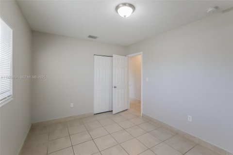 Casa en alquiler en Miami, Florida, 3 dormitorios, 94.02 m2 № 1988829 - foto 11