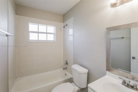 Casa en alquiler en Miami, Florida, 3 dormitorios, 94.02 m2 № 1988829 - foto 17