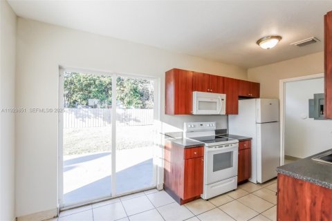 Casa en alquiler en Miami, Florida, 3 dormitorios, 94.02 m2 № 1988829 - foto 7