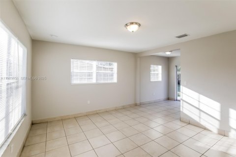 Casa en alquiler en Miami, Florida, 3 dormitorios, 94.02 m2 № 1988829 - foto 2