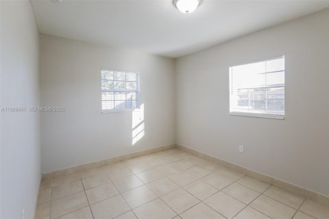Casa en alquiler en Miami, Florida, 3 dormitorios, 94.02 m2 № 1988829 - foto 12