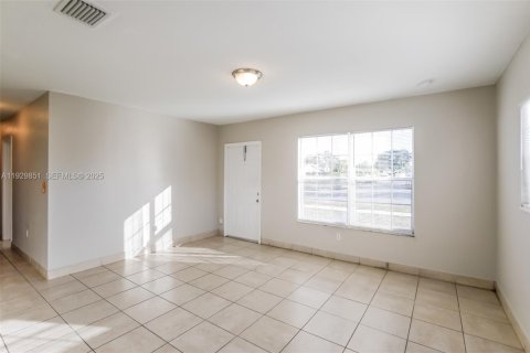 Casa en alquiler en Miami, Florida, 3 dormitorios, 94.02 m2 № 1988829 - foto 3