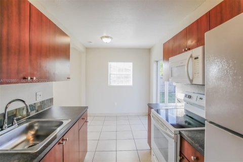 Casa en alquiler en Miami, Florida, 3 dormitorios, 94.02 m2 № 1988829 - foto 9