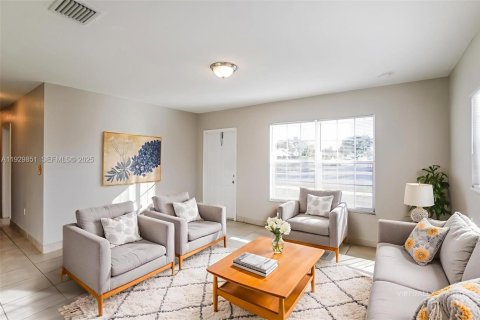 Casa en alquiler en Miami, Florida, 3 dormitorios, 94.02 m2 № 1988829 - foto 4