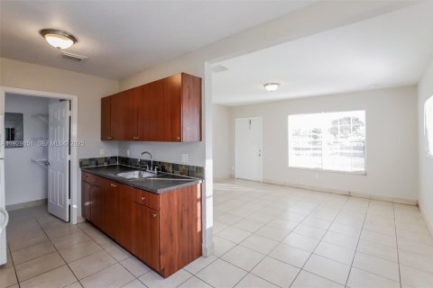 Casa en alquiler en Miami, Florida, 3 dormitorios, 94.02 m2 № 1988829 - foto 10